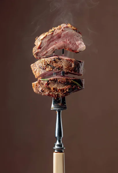 Grilled ribeye beef steak met rozemarijn op een bruine achtergrond. — Stockfoto