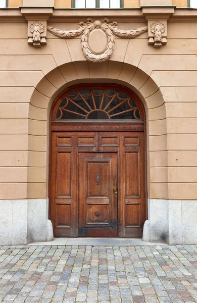 Porta de madeira velha com ornamentos esculpidos . — Fotografia de Stock