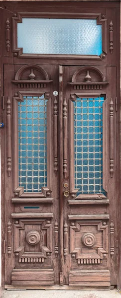 Puerta de madera vieja con adornos tallados . —  Fotos de Stock