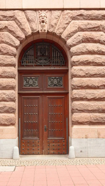 Porta de madeira velha com ornamentos esculpidos . — Fotografia de Stock