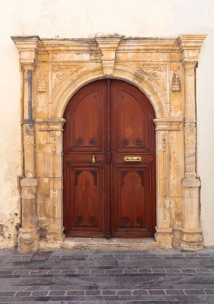 Oude houten deur met gesneden ornamenten. — Stockfoto