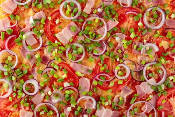 Nahaufnahme von Pizza mit Speck, Tomaten, Käse und grünen Zwiebeln. — Stockfoto