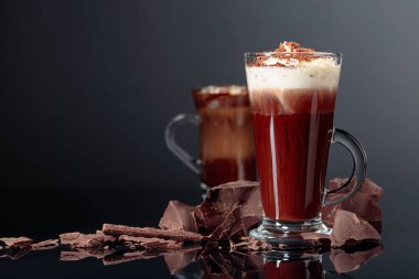 Krem şantili ve siyah çikolatalı sıcak çikolata.. 