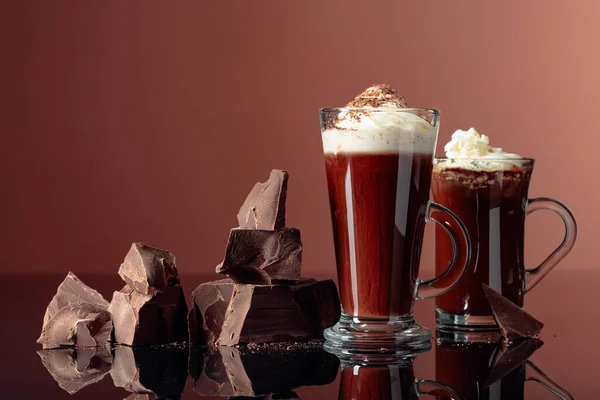 Varm choklad med vispad grädde och bitar av mörk choklad. — Stockfoto
