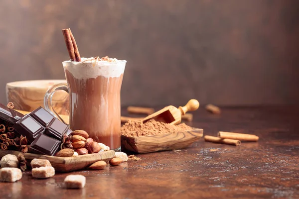 热巧克力，可可粉，奶油，肉桂，巧克力皮 — 图库照片