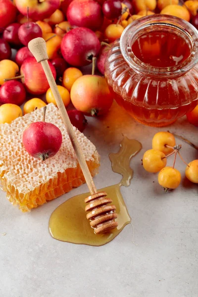 Manzanas rojas y amarillas de cangrejo con miel, alimentos orgánicos saludables . —  Fotos de Stock