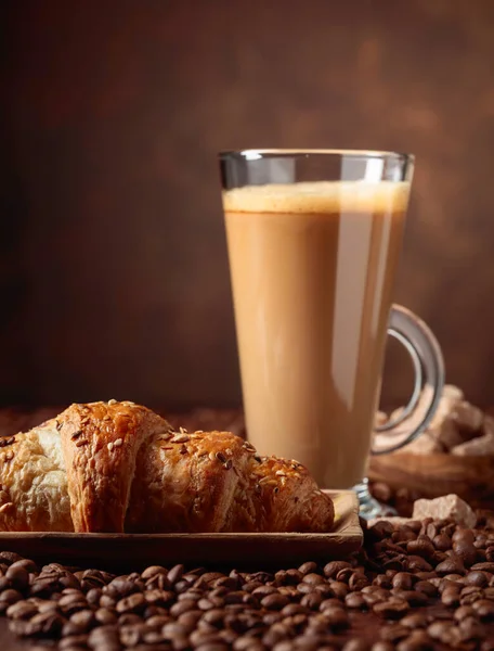 Kaffee Latte und Croissant. — Stockfoto