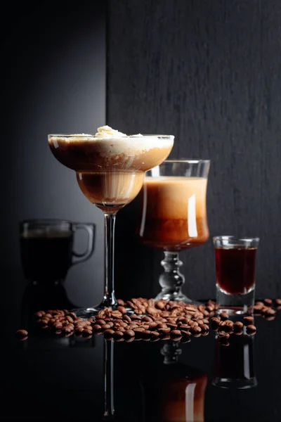 Kaffee-Cocktails, Espresso und Kaffeeschnaps auf schwarzem Reflex — Stockfoto