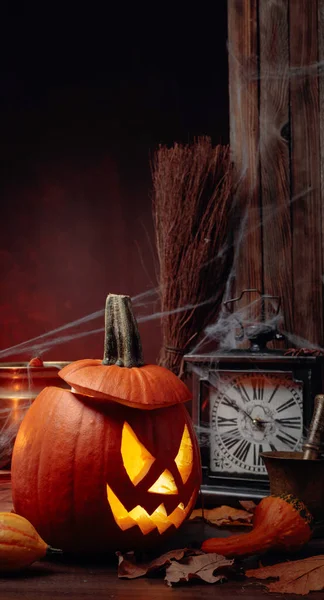 Zucche di Halloween su un vecchio sfondo di legno. Concettuale ancora — Foto Stock