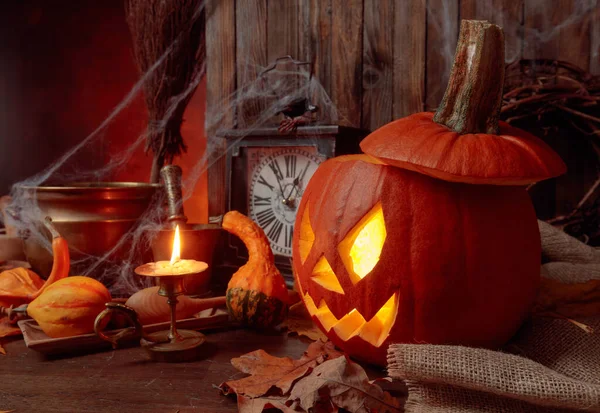 Halloween-Kürbisse auf altem Holzgrund. konzeptionelle noch lizenzfreie Stockfotos