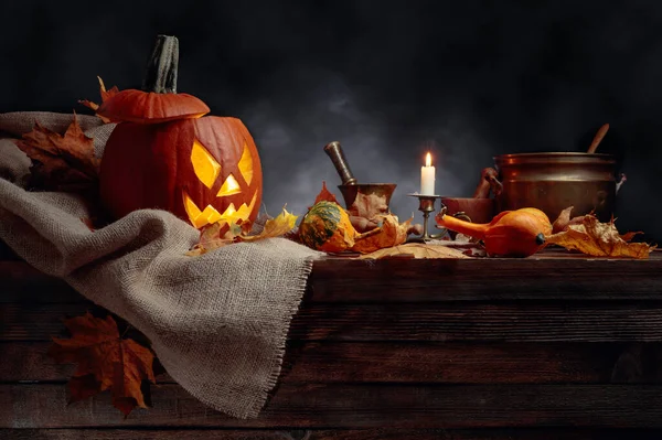 Halloween pumpor på en gammal trä bakgrund. Begreppet fortfarande — Stockfoto