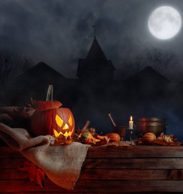 Eski ahşap bir arka planda Cadılar Bayramı balkabakları. Kavramsal hala 