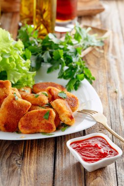 Kızarmış tavuk nugget ve ketçap.