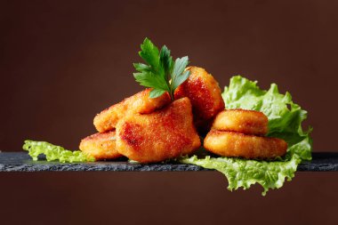  Maydanoz ve salatalı kızarmış tavuk nugget.. 