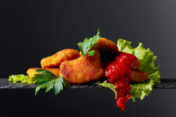 Nuggets de pollo frito con salsa de tomate, perejil y ensalada . — Foto de Stock