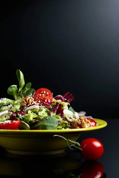 Зеленый салат с помидорами черри, кунжутом, орехами и овощами — стоковое фото