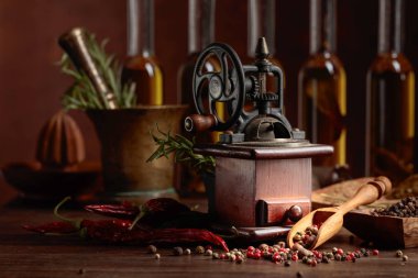 Pişirme gereçleri, zeytinyağı şişeleri, spi ile eski biber değirmeni
