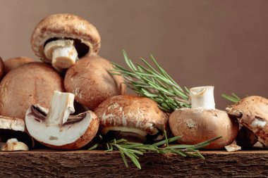 Eski ahşap bir masada taze kahverengi mantar şampiyonu.