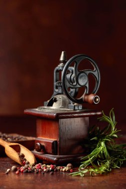 Pişirme gereçleri, çeşitli biber ve biber ile Eski biber değirmeni