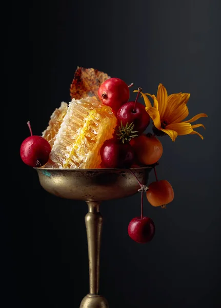 Manzanas rojas y amarillas de cangrejo con miel, alimentos orgánicos saludables . —  Fotos de Stock