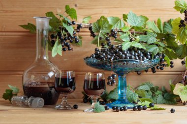 Ev yapımı siyah üzümlü likör ve taze böğürtlen. .