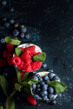 Krem, ahududu ve yaban mersini süslenmiş zekâ ile süzme peynir