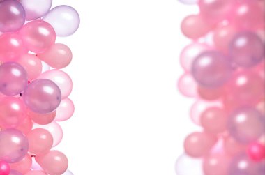Beyaz üzerine izole edilmiş pembe ve mor balonlar..