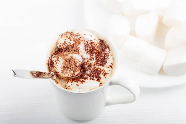 Warme chocolademelk en marshmallow bestrooid met chocoladeschilfers. — Stockfoto