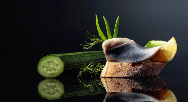 青黄瓜 洋葱和迷迭香 用鲱鱼片加油做的三明治 复制内容的空间 — 图库照片