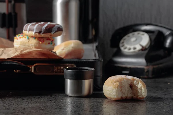 Telefone Preto Velho Almoço Inacabado Donuts Garrafa Térmica Caso — Fotografia de Stock