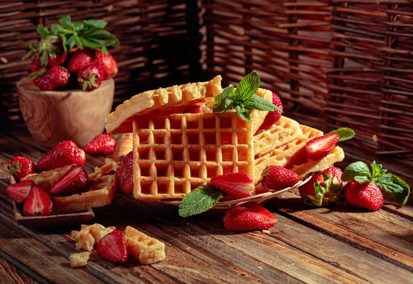 Wafels Met Verse Aardbeien Muntblaadjes Een Oude Houten Tafel — Stockfoto
