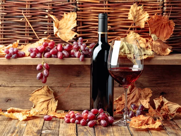 Bir Bardak Üzümlü Kırmızı Şarap Şarap Üzüm Kurumuş Asma Yaprakları — Stok fotoğraf