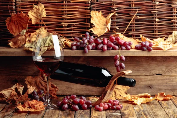 Glas Und Flasche Rotwein Mit Trauben Wein Trauben Und Vertrocknete — Stockfoto