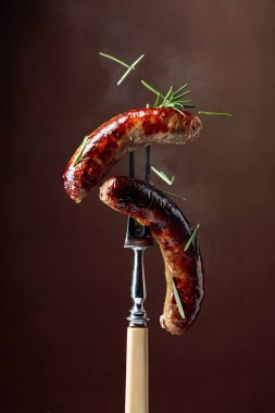 Biberiyeli ızgara Bavyera sosisi. Biberiye serpilmiş çatallı sosisler.. 