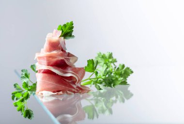 Cam masaya maydanozlu jambon, boşluğu kopyala.