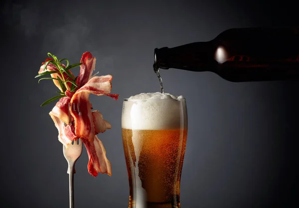 Biberiyeyle Süslenmiş Bira Kızarmış Pastırma Dilimleri Bira Şişeden Bardağa Dökülür — Stok fotoğraf