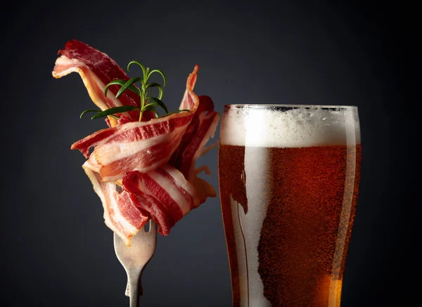 Cerveja Fatias Bacon Frito Decorado Com Alecrim — Fotografia de Stock