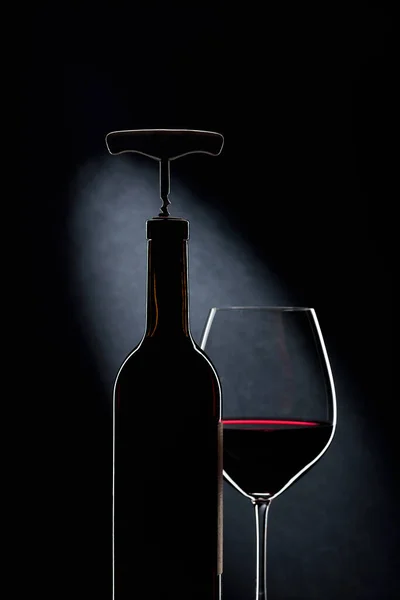 Flasche Mit Korkenzieher Und Glas Rotwein Auf Dunklem Hintergrund — Stockfoto