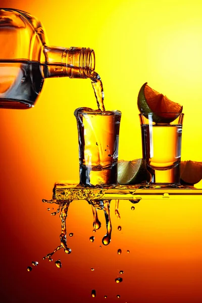 Häll Stark Alkoholhaltig Dryck Små Glas Tequila Med Lime Skivor — Stockfoto