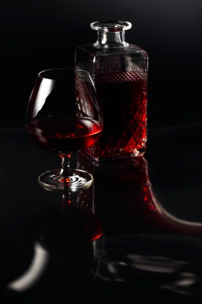 Verre Brandy Une Carafe Sur Fond Sombre Réflexion Fantaisie Sur — Photo