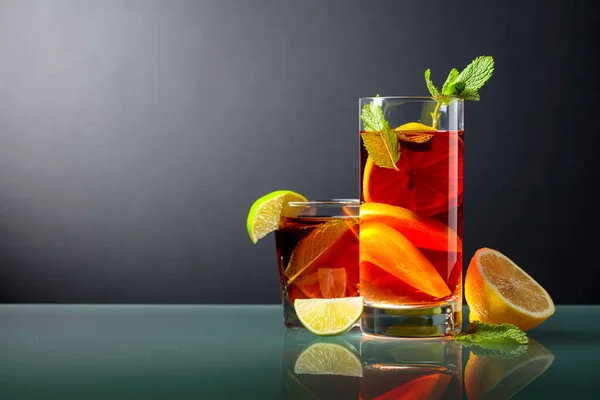 Mrożona Herbata Cytryną Limonką Miętą Szklanym Stole — Zdjęcie stockowe