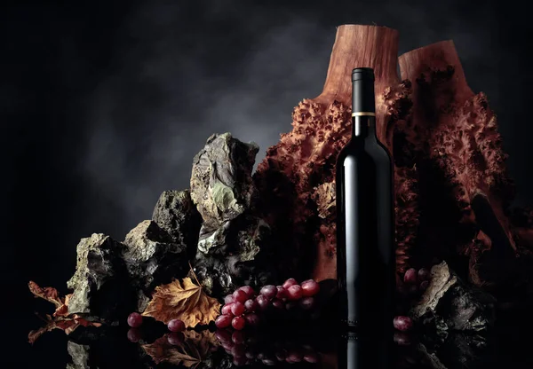 Siyah Yansıtıcı Arka Planda Bir Şişe Kırmızı Şarap Üzüm Boşluğu — Stok fotoğraf