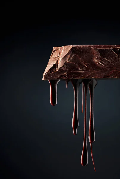 Peça Derretida Chocolate Escuro Fundo Preto Espaço Cópia — Fotografia de Stock