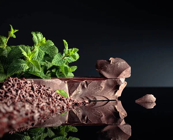 Pezzi Cioccolato Fondente Amaro Gocce Cioccolato Menta Uno Sfondo Riflettente — Foto Stock