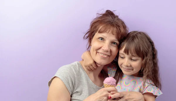 Boldog Nagymama Unokájával Jégkrémet Eszik Gofris Tölcsérben Fénymásolási Hely — Stock Fotó