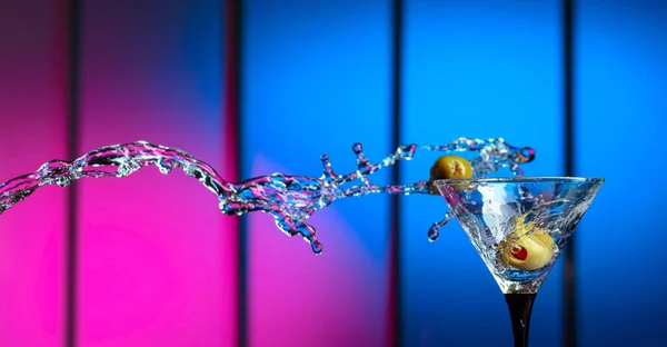 Martini Und Grüne Oliven Glas Spritzer Auf Einem Bunten Hintergrund — Stockfoto