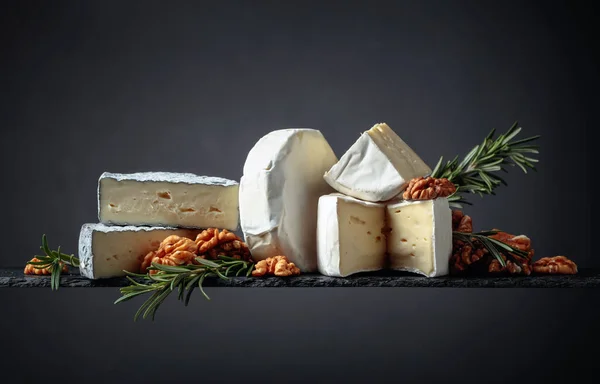 クルミとローズマリーと柔らかいチーズ スペースのコピー — ストック写真