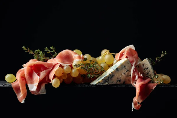 Uva Con Formaggio Blu Prosciutto Timo Fondo Nero Copia Spazio — Foto Stock