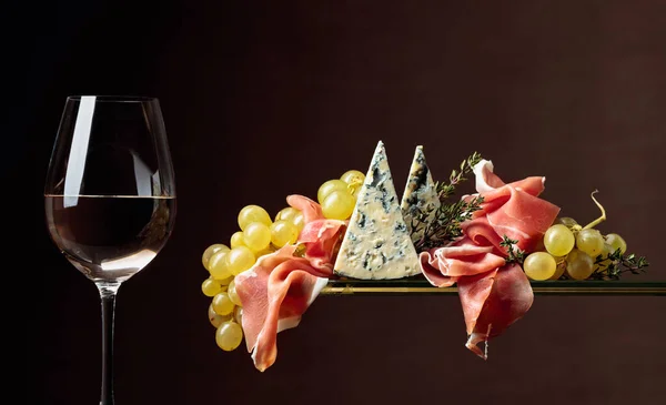Glass White Wine Snacks Grapes Blue Cheese Prosciutto Thyme — Stock Photo, Image