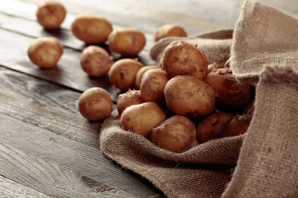 Junge Frische Bio Kartoffeln Auf Einem Alten Holztisch Kopierraum — Stockfoto